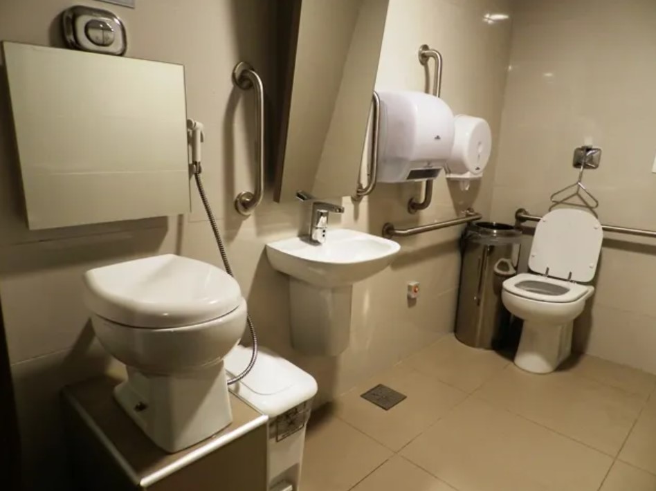 Banheiro adaptado para pessoas ostomizadas